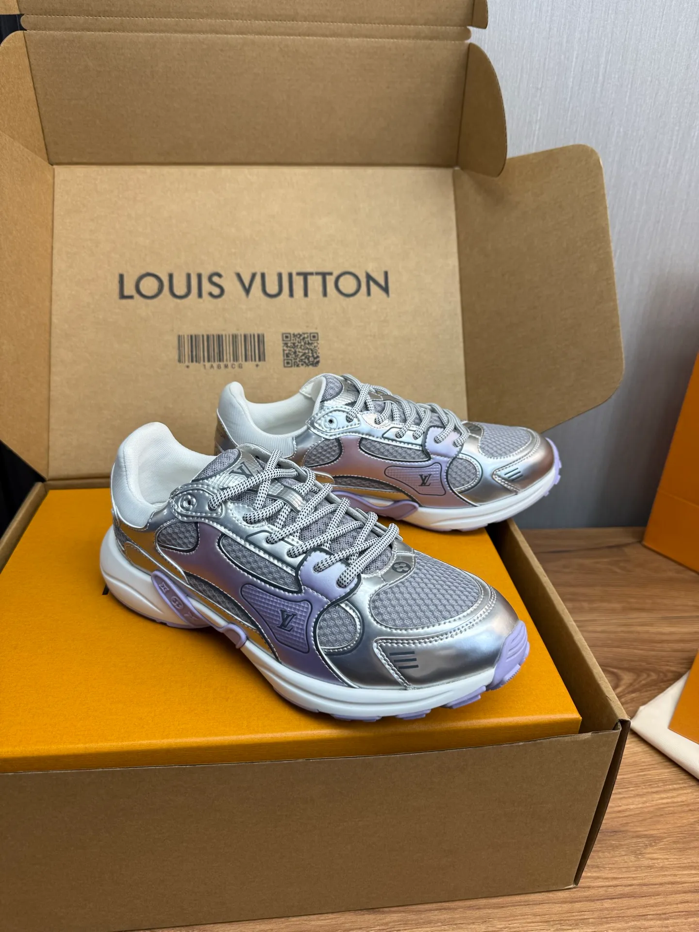 Men's shoes 💰600💰 🌈LV | Louis Vuitton 2025𝐬𝐬 🧡💚2025 spring and summer new style top version‼ ️The original version is the same. The counter specializes in the latest casual shoes. Hard goods are new🆕 🔥🔥🔥Top version: Couple model LV Louis Vuitton L House Donkey brand The latest Olympia series Couple model Silver Horn King Casual sneakers Running shoes This LV Olympia sneaker combines mesh fabric and metallic synthetic leather and other technical fabrics to reinterpret the classic running shoe design with a neat and simple design. Lightweight EVA outsole provides a stretchy fit. Rich details such as Monogram embossing and LV letters establish recognition. Exquisite packaging at the delivery counter 🛍📦 ▪️Fabrics: Original imported technical fabric + mesh ▪️Inner lining: Original customized breathable mesh ▪️Sole: Original molded rubber foam material ▪️Sole thickness: 3.5CM ▪️Size: 35--45 (customized for women 40 and men 45)